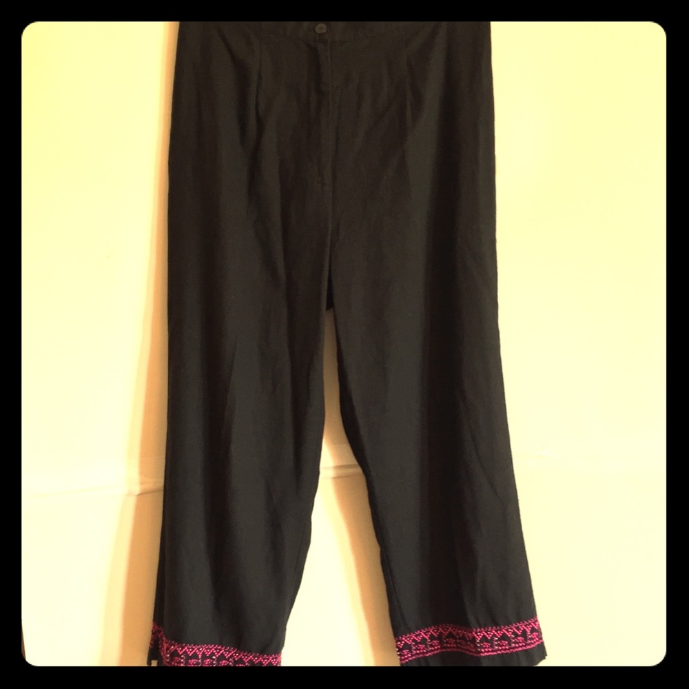 ✴️Women’s 14W Black Capris  hot pink Embroidery